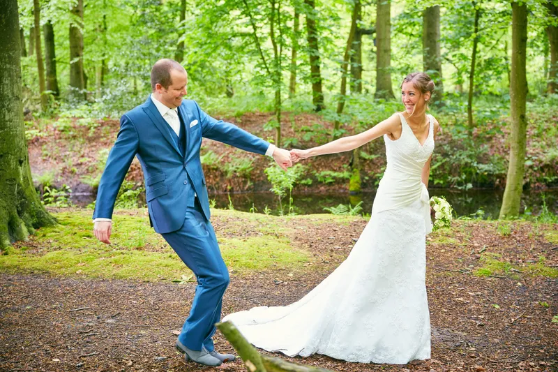 Maarten trekt Elise lachend mee door het bos