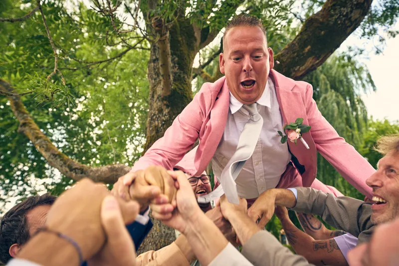 Olav wordt door zijn vrienden de lucht in gegooid