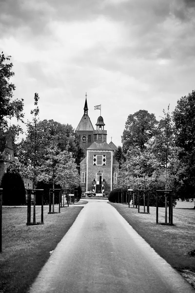 De oprijlaan naar Schloss Hertefeld, in zwart-wit