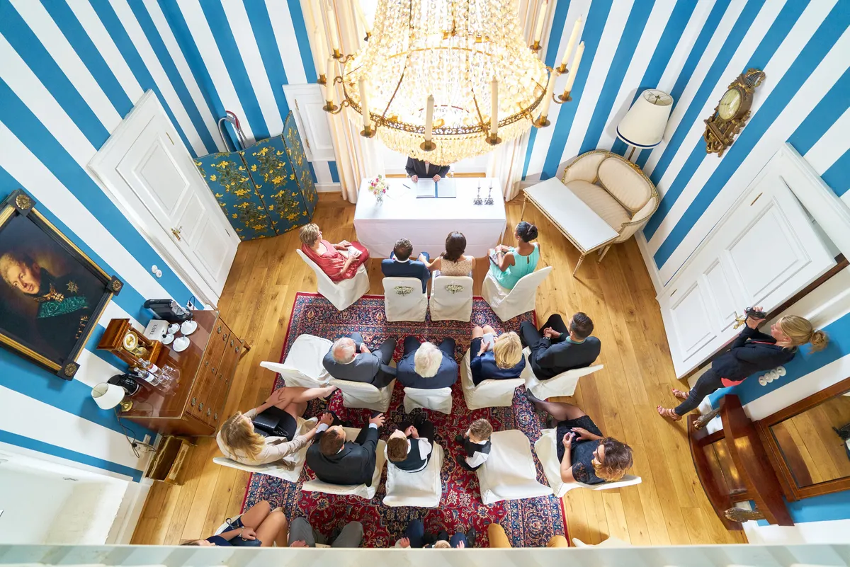 De honeymoon suite met blauw-witte strepen, van bovenaf, de gasten zitten in een kring