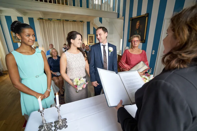Bart en Frederike staan voor de ambtenaar in de suite