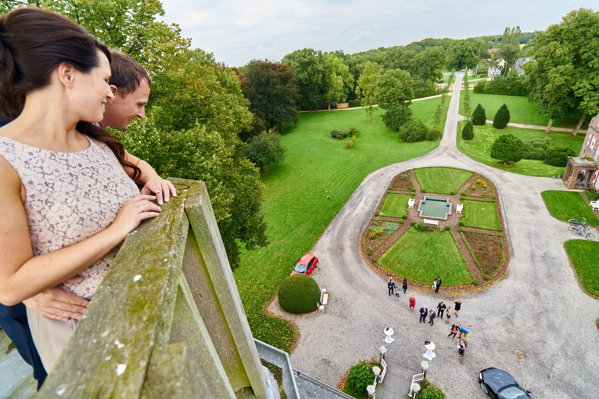 Bart en Frederike kijken vanaf de toren uit over de tuin van het kasteel