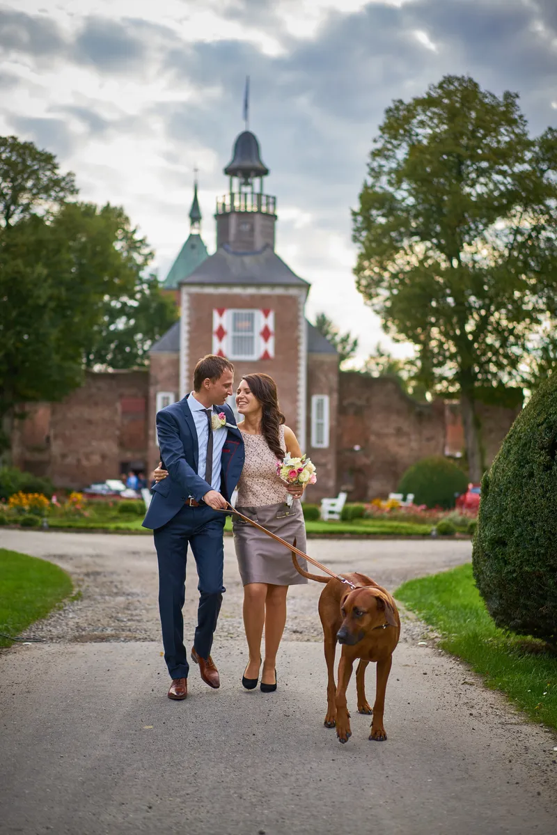 Bart en Frederike lopen met hun hond over het pad voor het kasteel
