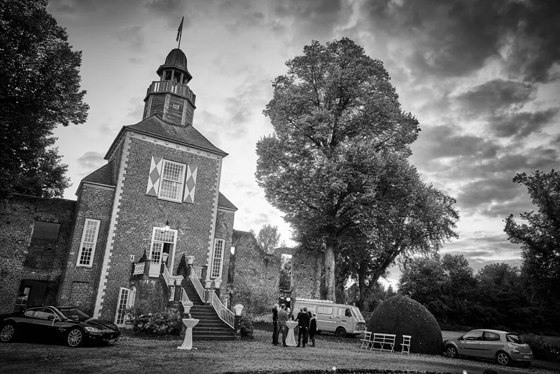 Schloss Hertefeld in zwart-wit, met de gasten op het plein