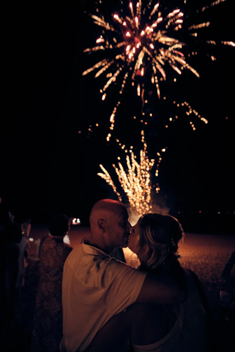 Jolanda en Pascal kijken naar het vuurwerk op het strand