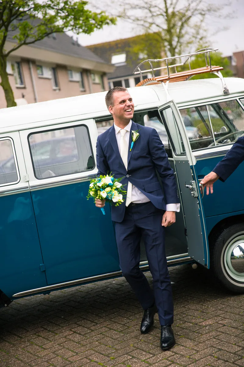 Hans stapt uit het blauwe Volkswagenbusje