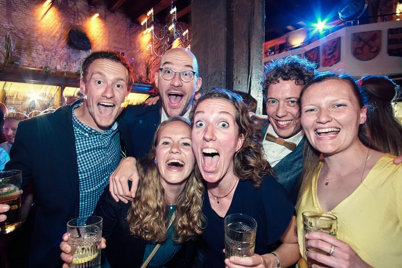 Vrienden juichen met een glas in de hand