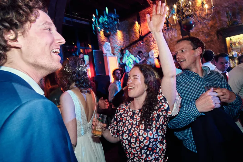 Renske danst uitgelaten tussen de gasten