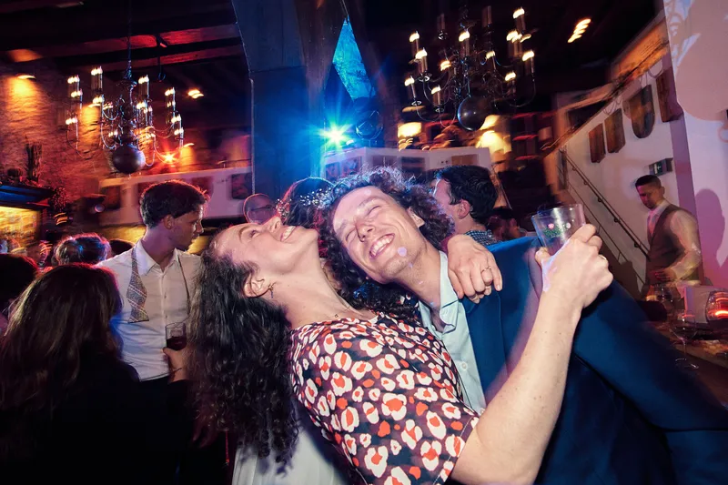 Twee gasten gaan helemaal los op de dansvloer