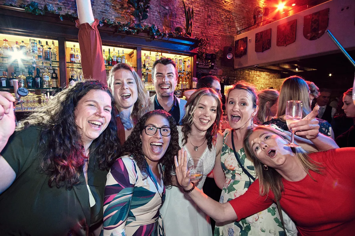 Een groep vriendinnen zingt mee