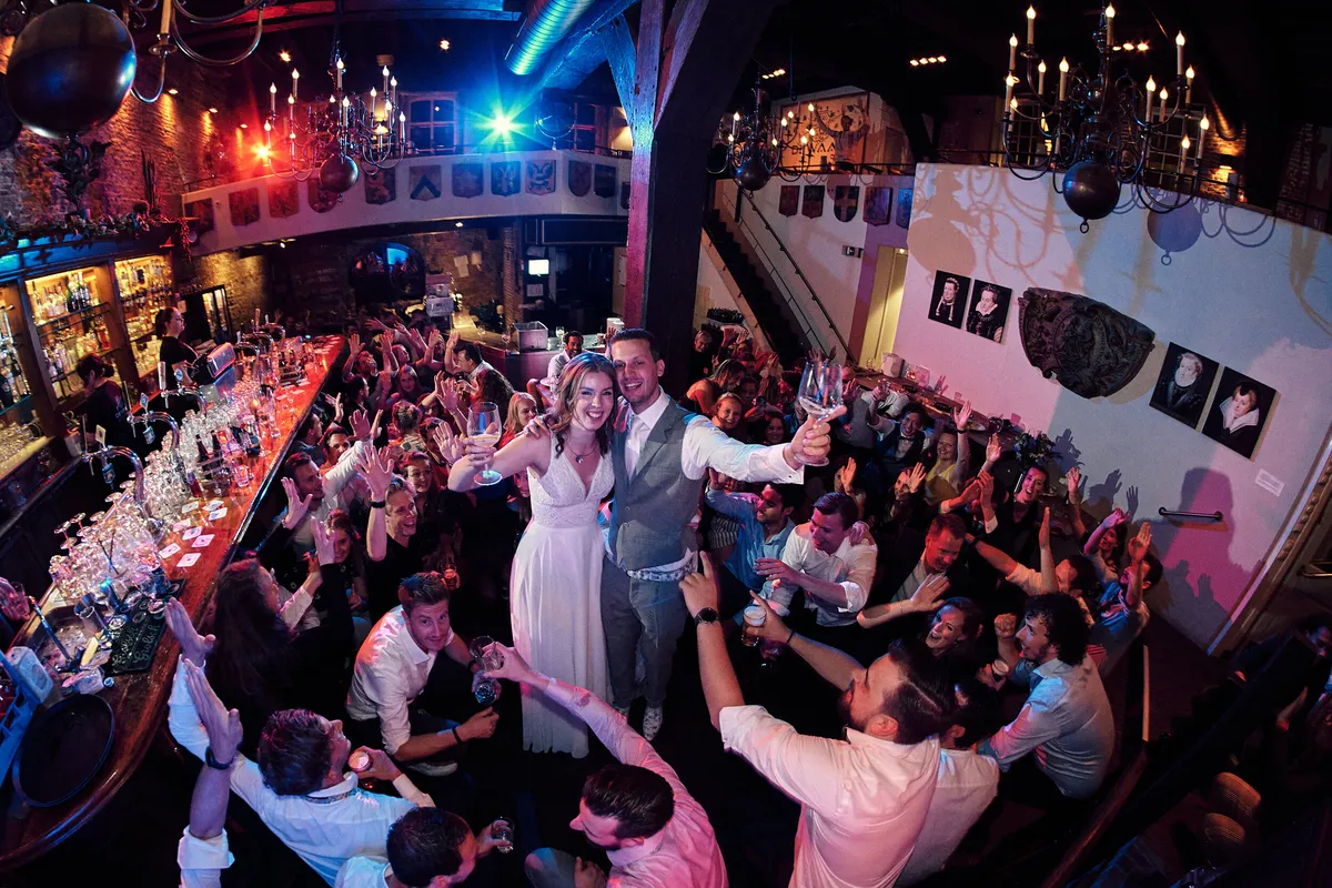 De volle dansvloer van De Waag, van bovenaf