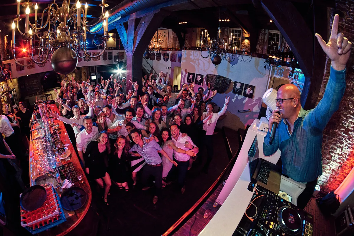 De dj kijkt uit over de volle zaal van De Waag