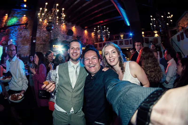 Tijmen maakt een selfie met vrienden op de dansvloer