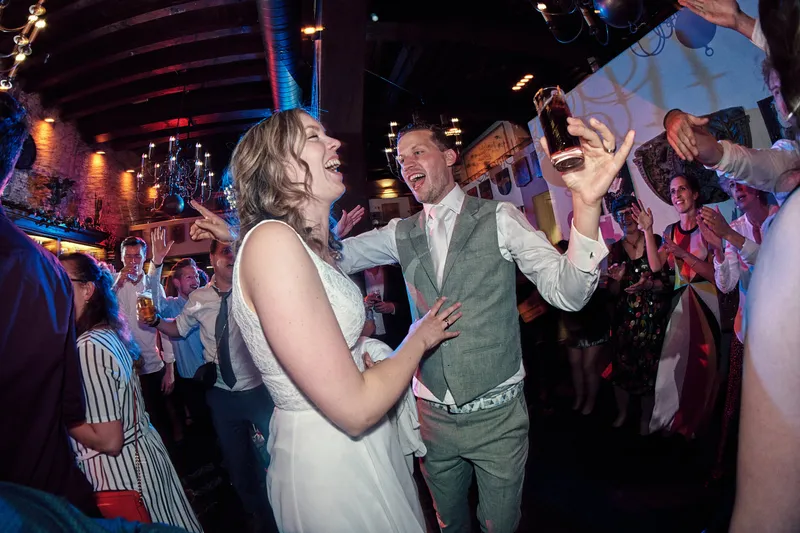 Renske en Tijmen dansen aan het eind van de avond