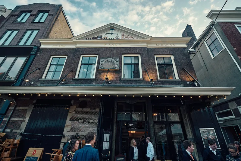De gevel van De Waag aan de Markt in Delft