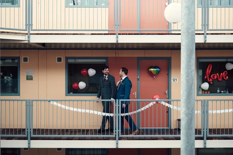 Joey en Twan op de galerij met de slingers en de ballonnen