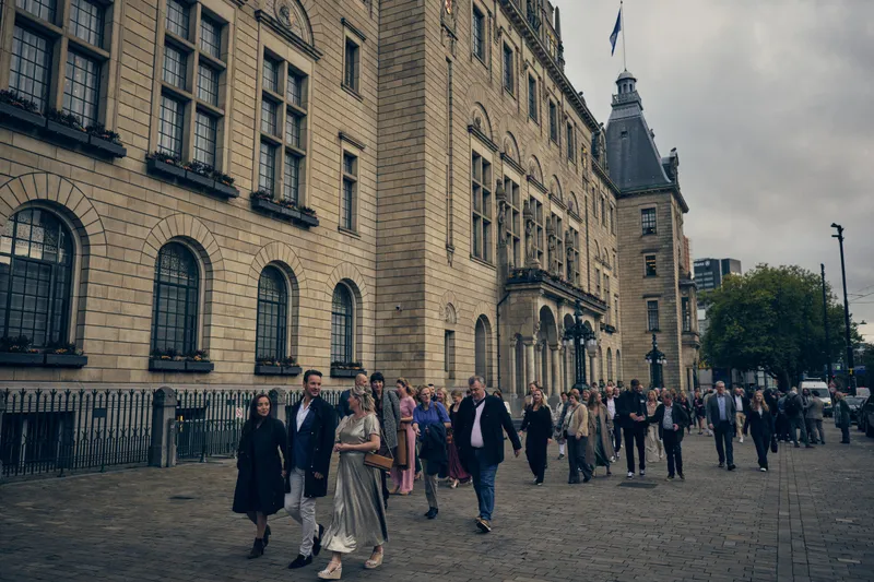 Het gezelschap loopt langs het stadhuis richting Chung