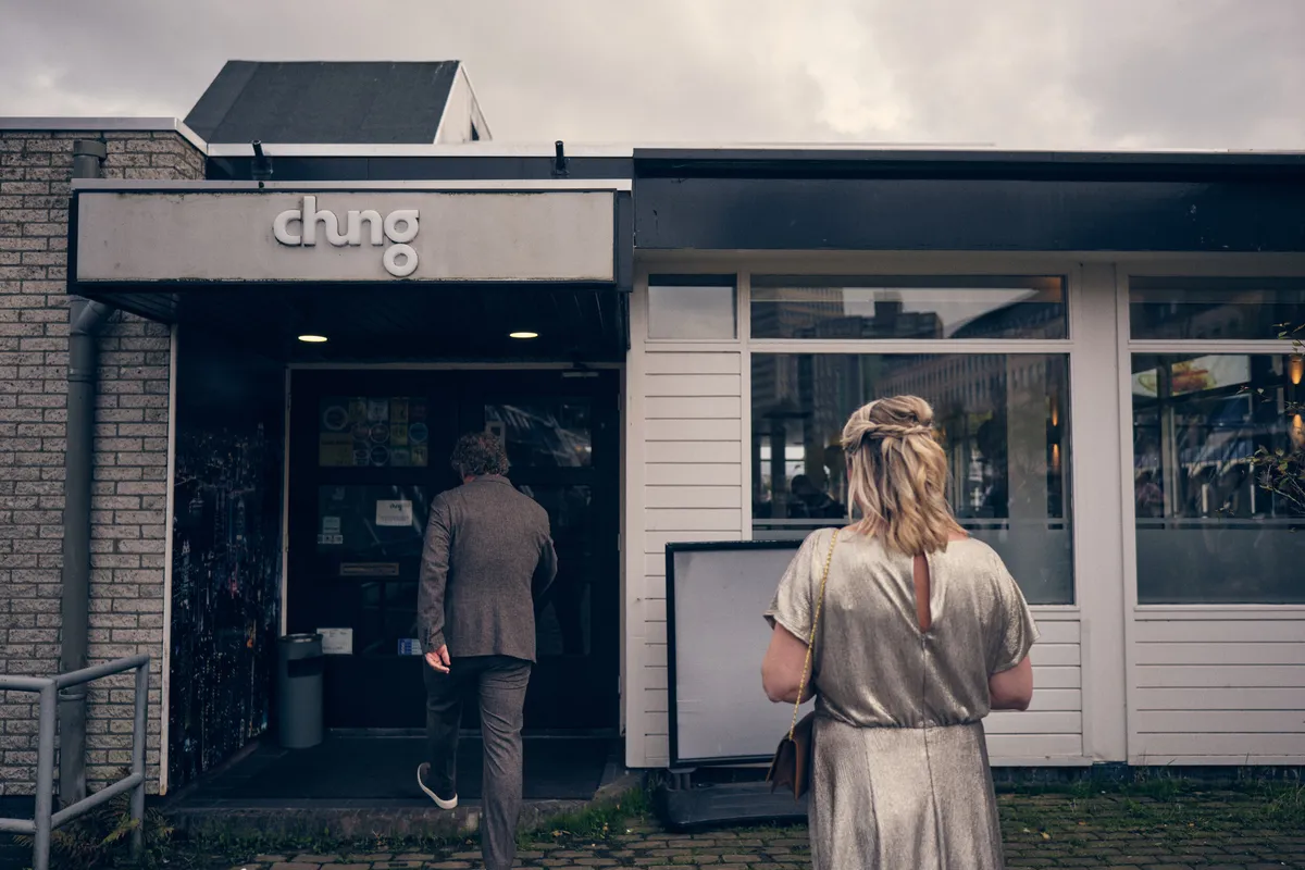 Jiska en Gerrit komen aan bij Restaurant Chung