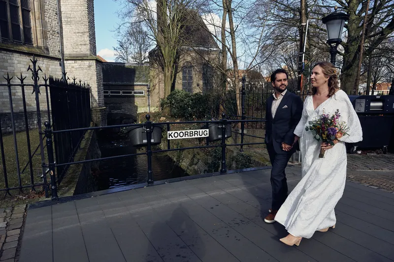 Anouk en Raphaël lopen langs het hek van een grachtje