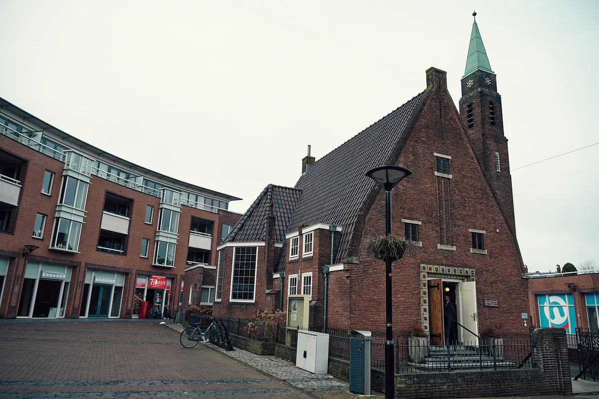 De Remonstrantse Kerk in Boskoop, met de bakstenen toren