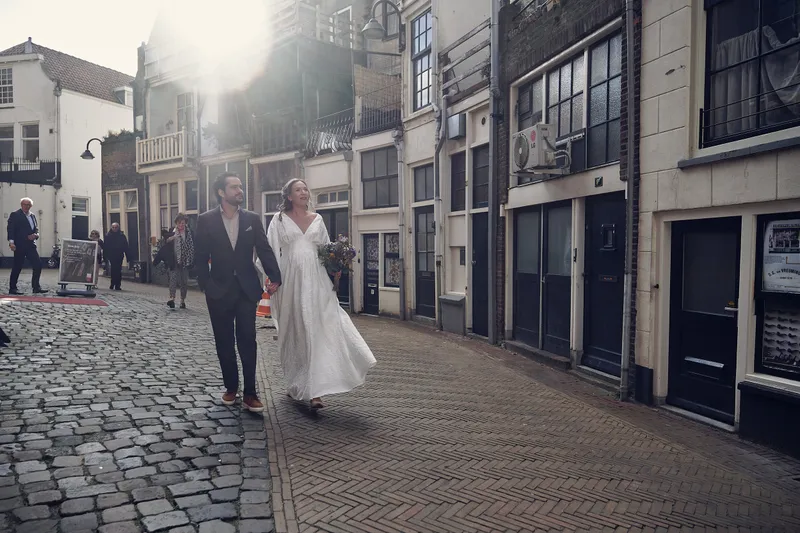 Anouk en Raphaël lopen door een straatje vol tegenlicht