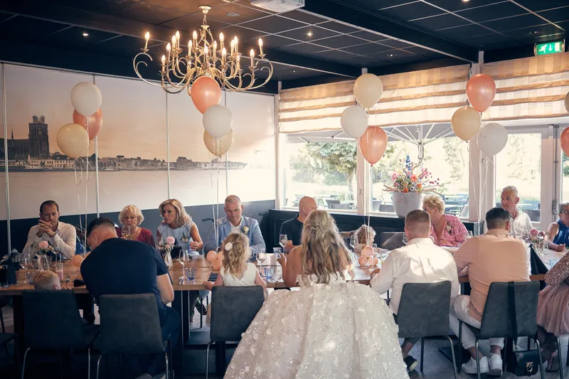 Gasten aan het diner in het Wantijpaviljoen