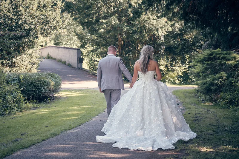 Jordy en Jacky lopen over een pad in het Wantijpark