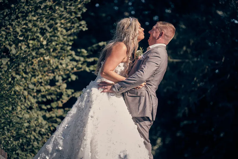 Jordy tilt Jacky op tussen de struiken, in tegenlicht
