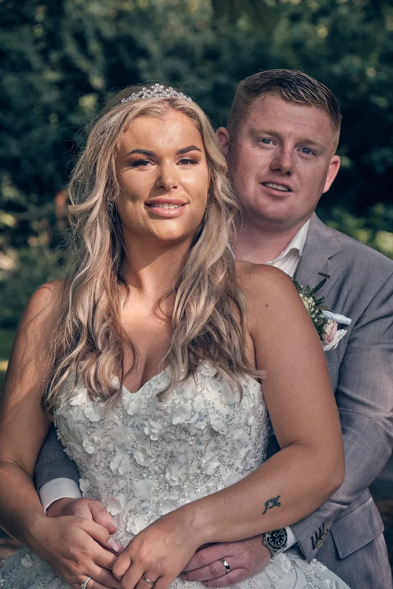 Jacky en Jordy lachen naar de camera