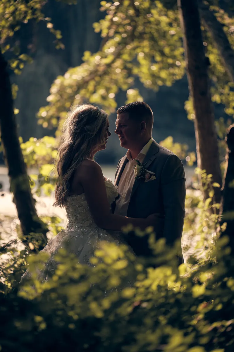 Jordy en Jacky als silhouet tussen de bladeren