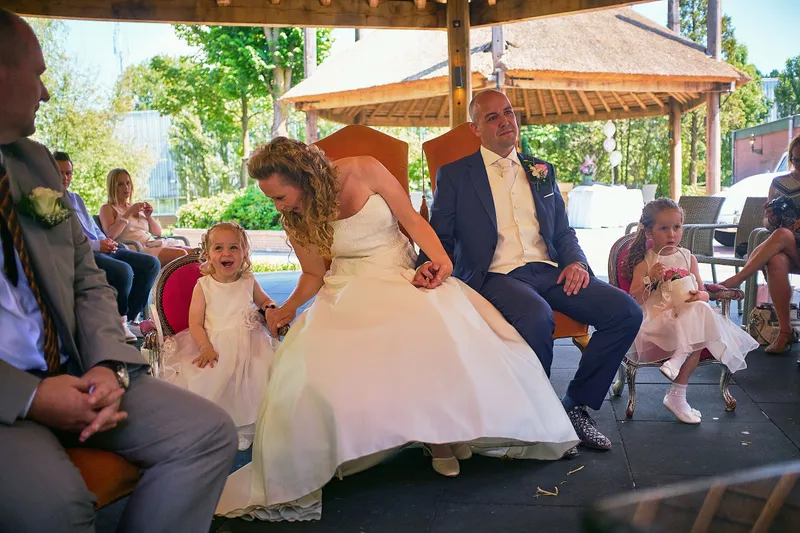 Chantal buigt zich naar een meisje tijdens de ceremonie