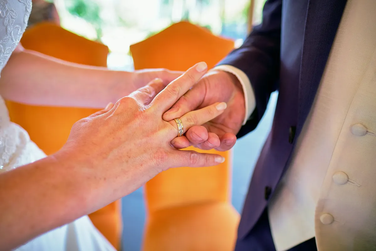 Ramon schuift de ring om de vinger van Chantal