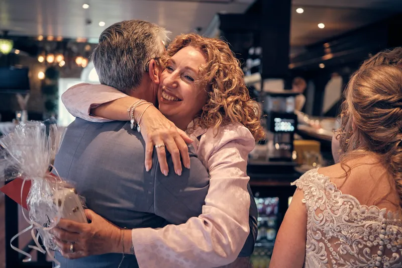 Een gast omhelst Herre bij de felicitaties