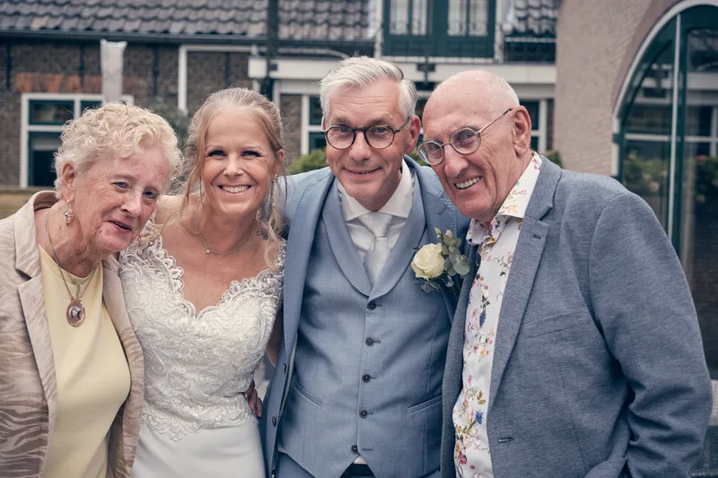 Ingeborg en Herre met familie op het terras