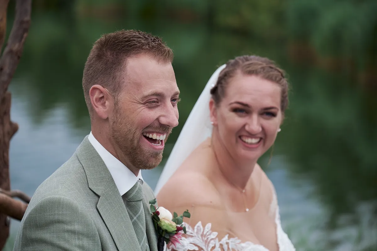 Liëla en Jeffrey lachen bij het water