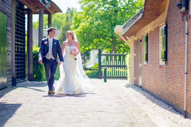 Nienke en Vincent lopen het terrein van Hofstede Meerzigt op