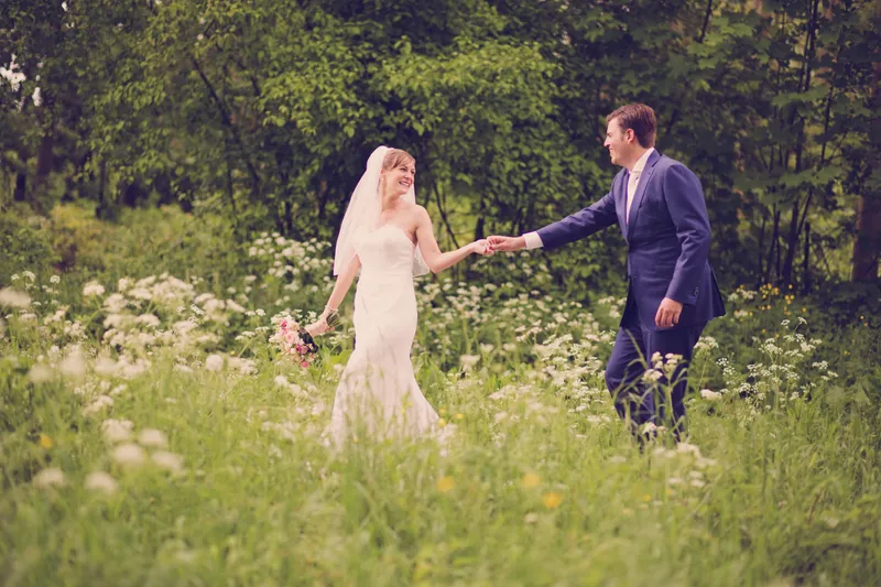 Liza en Stefan in het hoge gras met wilde bloemen