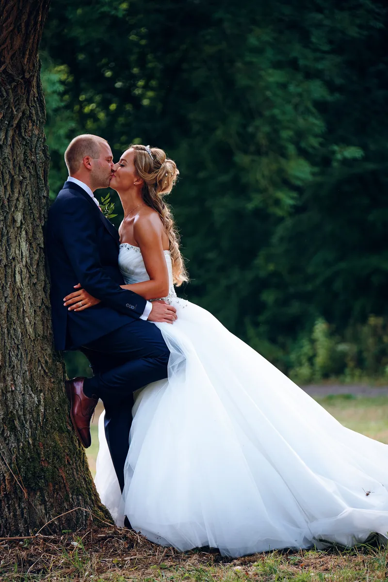 Kevin en Marcella kussen tegen een boom