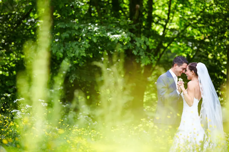 Sanne en Patrick tussen het hoge groen