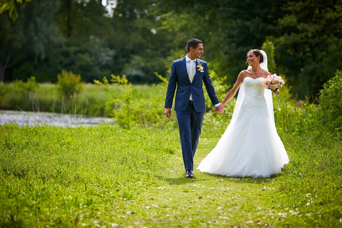 Sanne en Patrick lopen hand in hand over het gras