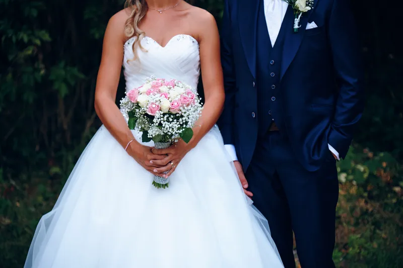 Marcella met haar boeket naast Kevin