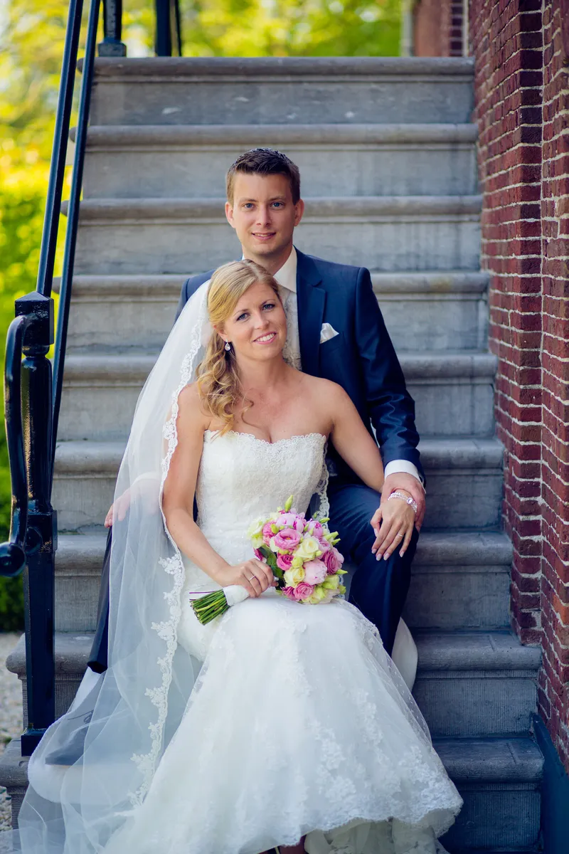 Nienke en Vincent op de trap van Hofstede Meerzigt