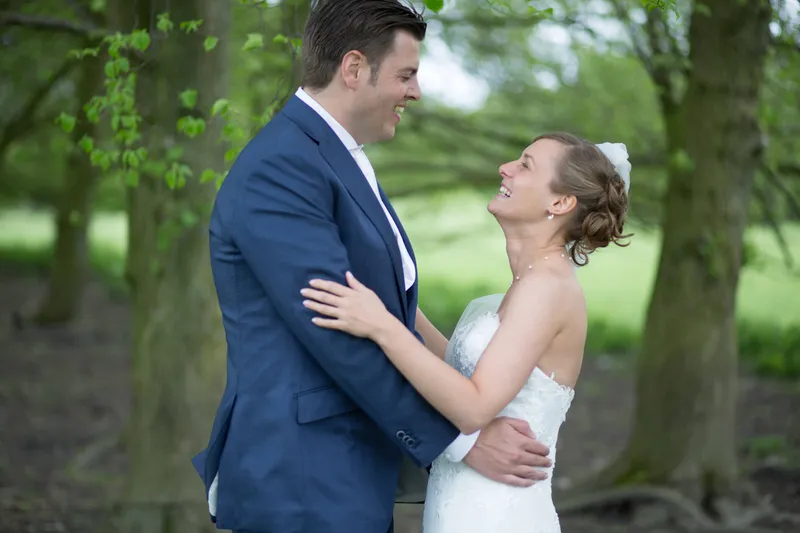 Stefan kijkt naar Liza onder de bomen