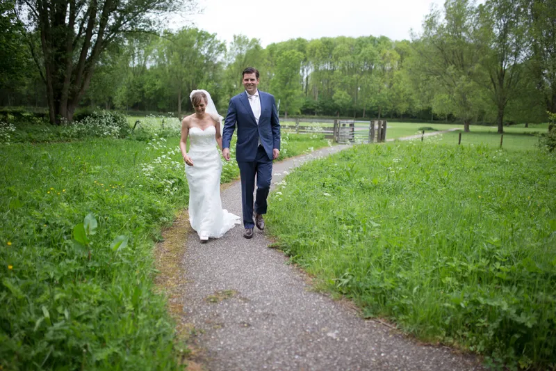 Liza en Stefan lopen over het pad door het park