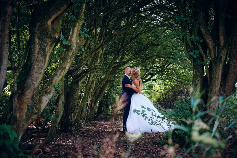 Kevin en Marcella onder een tunnel van bomen in het Westerpark