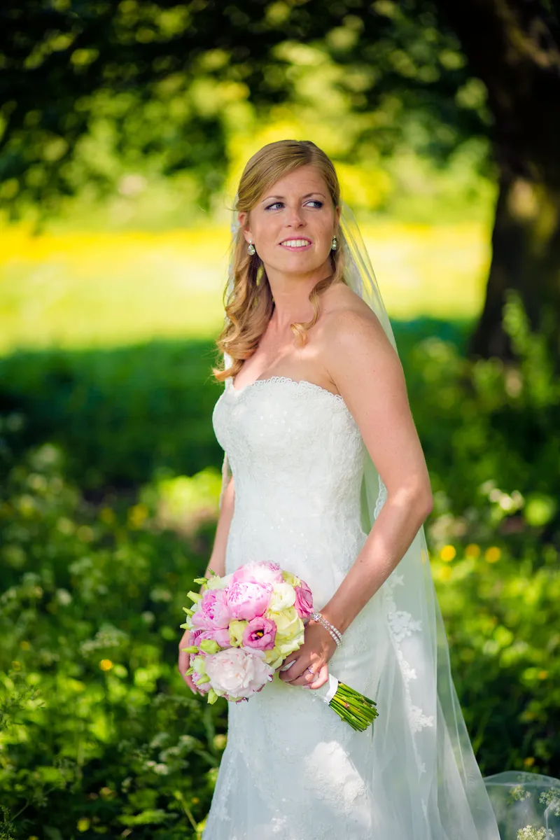 Nienke met haar boeket in het groen