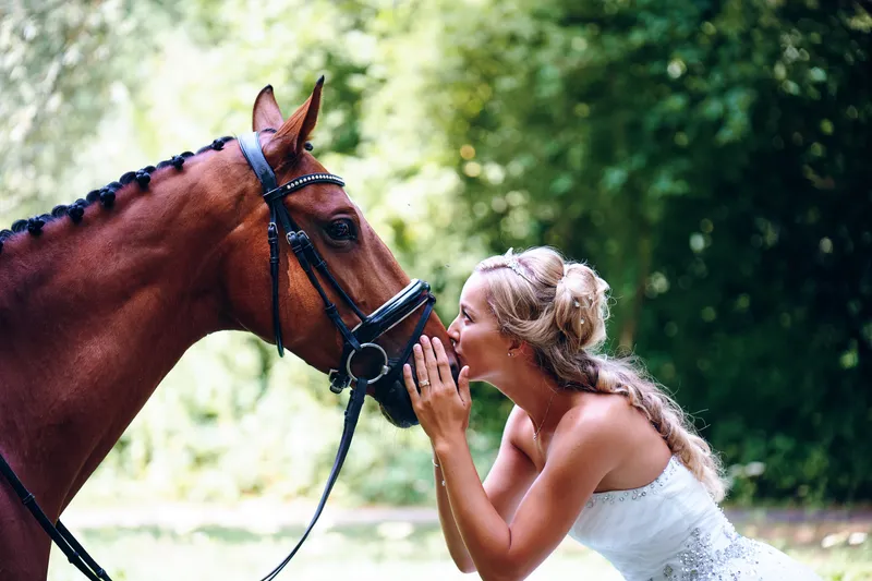 Marcella geeft haar paard een kus