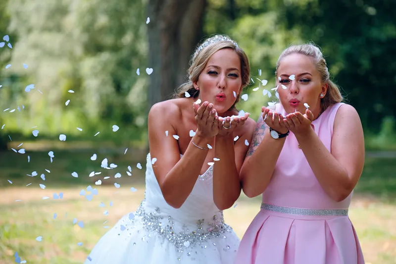 Marcella en haar zus blazen confetti
