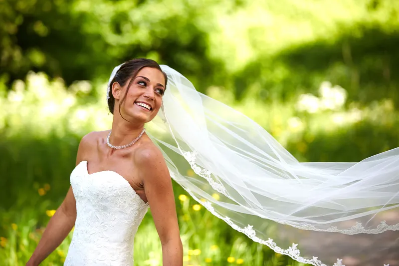 Sanne lacht, de sluier waait