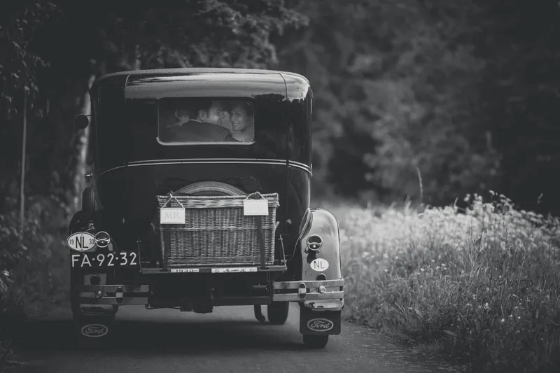 De zwarte oldtimer in het groen, zwart-wit